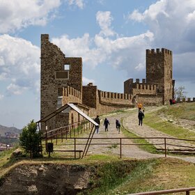 Разрушенная стена Генуэзской крепости